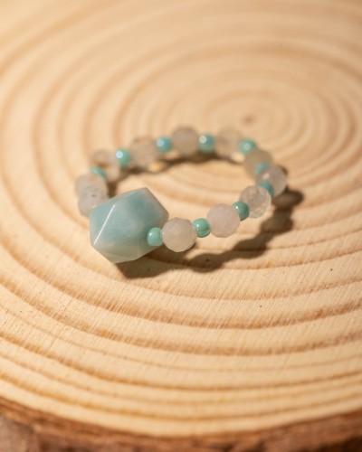 Pierścionek z naturalnego amazonitu z ozdobnym grotem to wyjątkowa biżuteria handmade w stylu boho, która zachwyca pastelowymi barwami minerałów i naturalną elegancją.