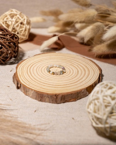 Pierścionek z naturalnego fluorytu i kamienia księżycowego to wyjątkowa biżuteria handmade w stylu boho, która zachwyca wielobarwnymi minerałami i subtelnym perłowym blaskiem.