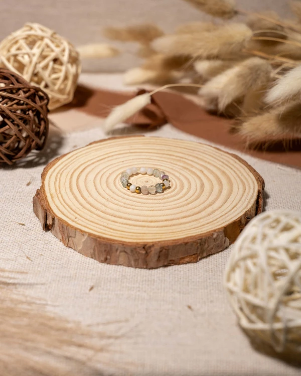 Pierścionek z naturalnego fluorytu i kamienia księżycowego to wyjątkowa biżuteria handmade w stylu boho, która zachwyca wielobarwnymi minerałami i subtelnym perłowym blaskiem.