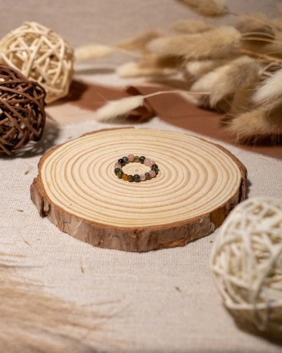 Pierścionek z naturalnego agatu w odcieniach różu i brązu to wyjątkowa biżuteria handmade w stylu boho, która łączy minimalistyczną elegancję z pięknem naturalnych kamieni.