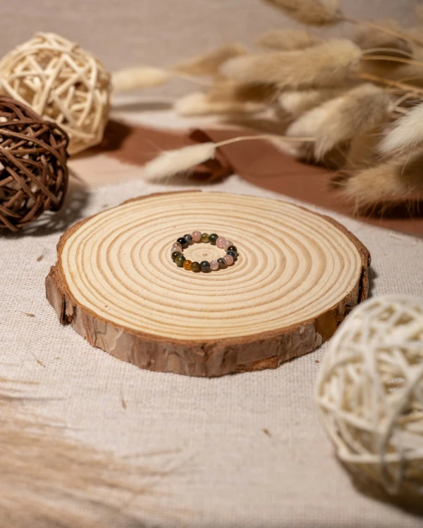 Pierścionek z naturalnego agatu w odcieniach różu i brązu to wyjątkowa biżuteria handmade w stylu boho, która łączy minimalistyczną elegancję z pięknem naturalnych kamieni.