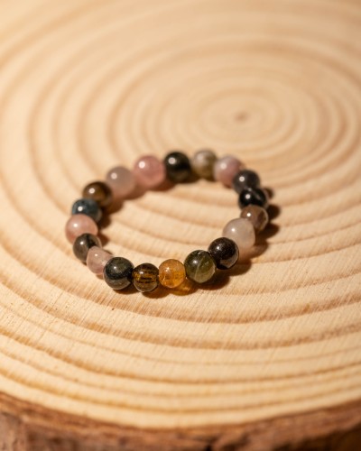Pierścionek z naturalnego agatu w odcieniach różu i brązu to wyjątkowa biżuteria handmade w stylu boho, która łączy minimalistyczną elegancję z pięknem naturalnych kamieni.