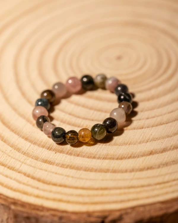 Pierścionek z naturalnego agatu w odcieniach różu i brązu to wyjątkowa biżuteria handmade w stylu boho, która łączy minimalistyczną elegancję z pięknem naturalnych kamieni.