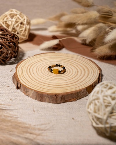 Pierścionek z naturalnego tygrysiego oka i onyksu to wyjątkowa biżuteria handmade w stylu boho, która łączy siłę naturalnych minerałów, elegancję i ponadczasowy charakter.
