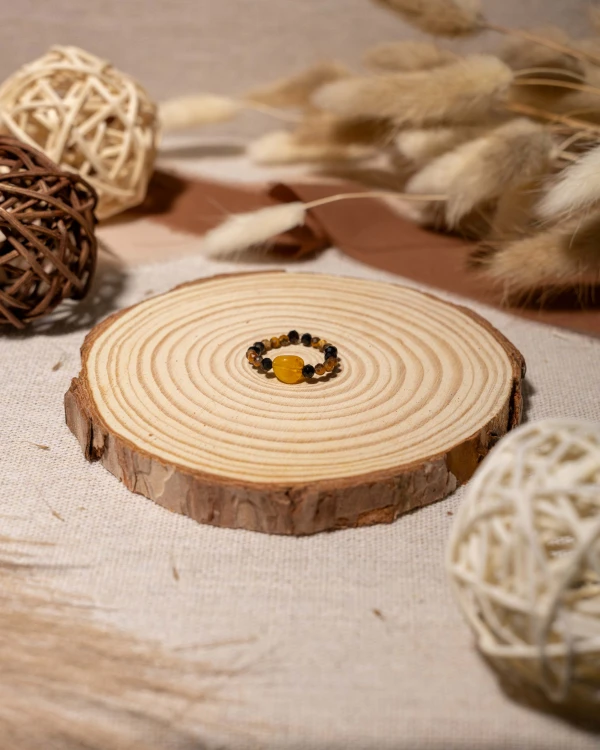 Pierścionek z naturalnego tygrysiego oka i onyksu to wyjątkowa biżuteria handmade w stylu boho, która łączy siłę naturalnych minerałów, elegancję i ponadczasowy charakter.