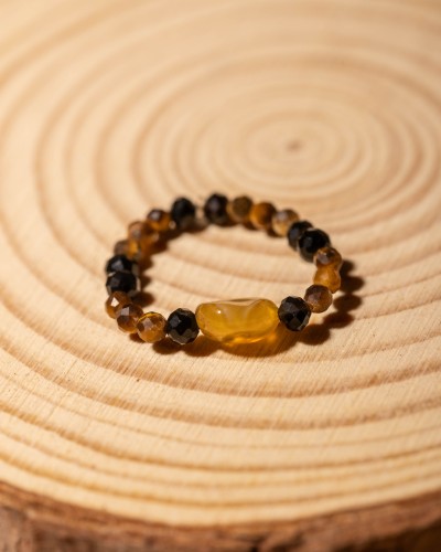 Pierścionek z naturalnego tygrysiego oka i onyksu to wyjątkowa biżuteria handmade w stylu boho, która łączy siłę naturalnych minerałów, elegancję i ponadczasowy charakter.