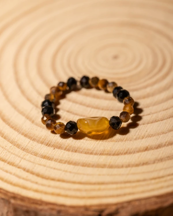 Pierścionek z naturalnego tygrysiego oka i onyksu to wyjątkowa biżuteria handmade w stylu boho, która łączy siłę naturalnych minerałów, elegancję i ponadczasowy charakter.