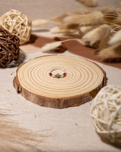 Pierścionek z naturalnych kamieni księżycowych, apatytu i czerwonej cyrkonii to wyjątkowa biżuteria handmade w stylu boho, która łączy perłowy blask minerałów z eleganckim, wyrazistym akcentem.