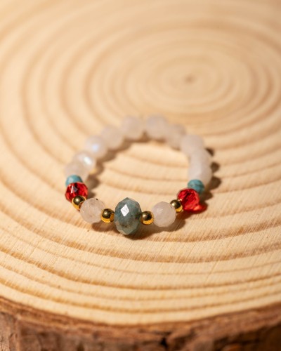 Pierścionek z naturalnych kamieni księżycowych, apatytu i czerwonej cyrkonii to wyjątkowa biżuteria handmade w stylu boho, która łączy perłowy blask minerałów z eleganckim, wyrazistym akcentem.