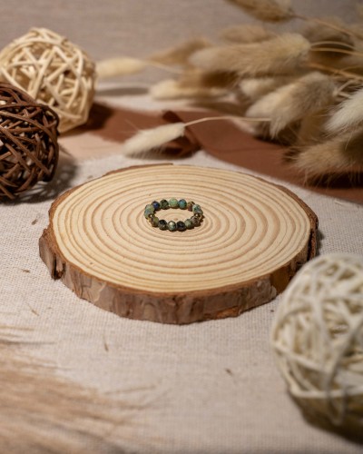 Pierścionek z naturalnego turkusu afrykańskiego to wyjątkowa biżuteria handmade w stylu boho, która zachwyca naturalnymi barwami kamieni i inspiracją płynącą z natury.