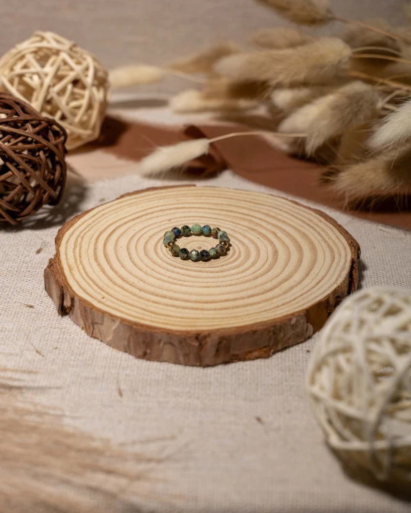 Pierścionek z naturalnego turkusu afrykańskiego to wyjątkowa biżuteria handmade w stylu boho, która zachwyca naturalnymi barwami kamieni i inspiracją płynącą z natury.