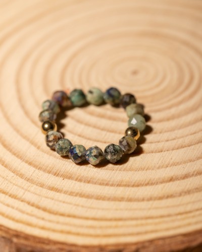 Pierścionek z naturalnego turkusu afrykańskiego to wyjątkowa biżuteria handmade w stylu boho, która zachwyca naturalnymi barwami kamieni i inspiracją płynącą z natury.