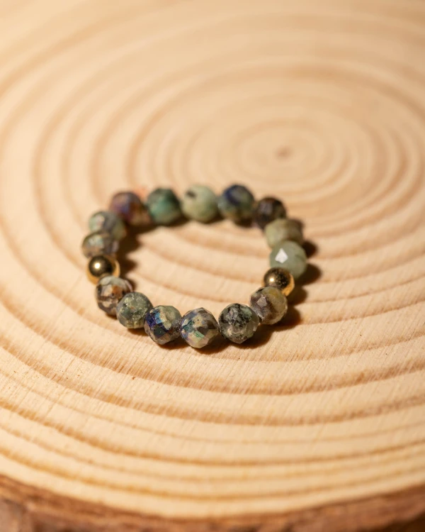 Pierścionek z naturalnego turkusu afrykańskiego to wyjątkowa biżuteria handmade w stylu boho, która zachwyca naturalnymi barwami kamieni i inspiracją płynącą z natury.