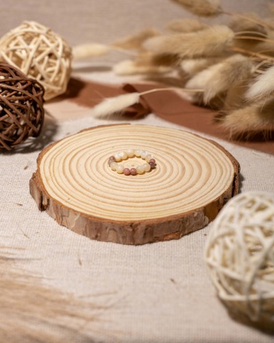 Pierścionek z naturalnego agatu i masy perłowej to wyjątkowa biżuteria handmade w stylu boho, która zachwyca subtelnym blaskiem, delikatnymi różowymi odcieniami i elegancją.
