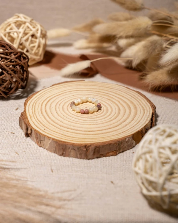 Pierścionek z naturalnego agatu i masy perłowej to wyjątkowa biżuteria handmade w stylu boho, która zachwyca subtelnym blaskiem, delikatnymi różowymi odcieniami i elegancją.