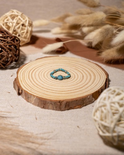 Pierścionek z naturalnego apatytu to wyjątkowa biżuteria handmade w stylu boho, która zachwyca błękitnymi odcieniami kamieni i inspiracją płynącą z natury.