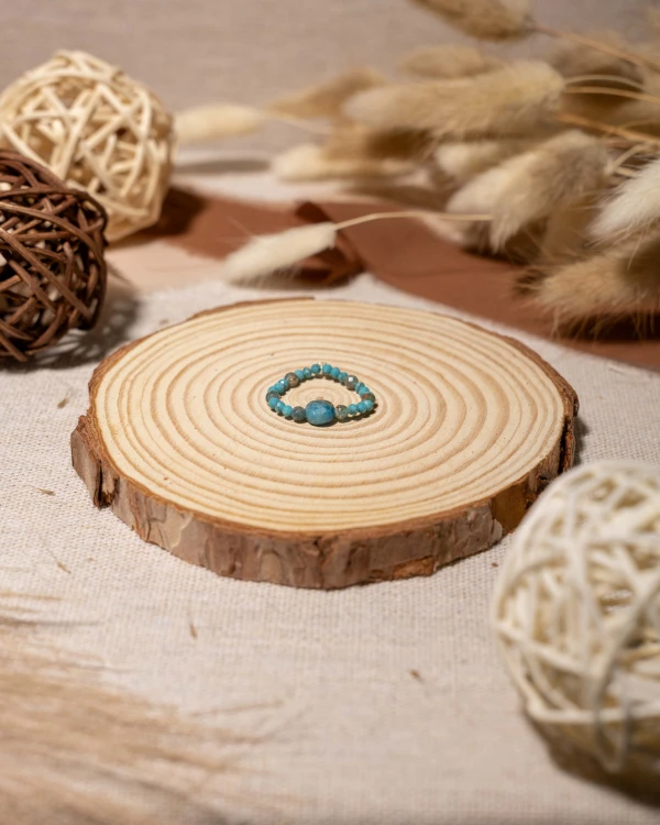 Pierścionek z naturalnego apatytu to wyjątkowa biżuteria handmade w stylu boho, która zachwyca błękitnymi odcieniami kamieni i inspiracją płynącą z natury.