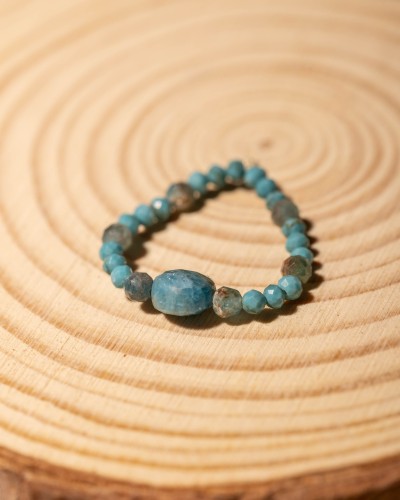 Pierścionek z naturalnego apatytu to wyjątkowa biżuteria handmade w stylu boho, która zachwyca błękitnymi odcieniami kamieni i inspiracją płynącą z natury.