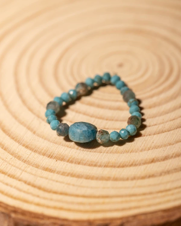 Pierścionek z naturalnego apatytu to wyjątkowa biżuteria handmade w stylu boho, która zachwyca błękitnymi odcieniami kamieni i inspiracją płynącą z natury.