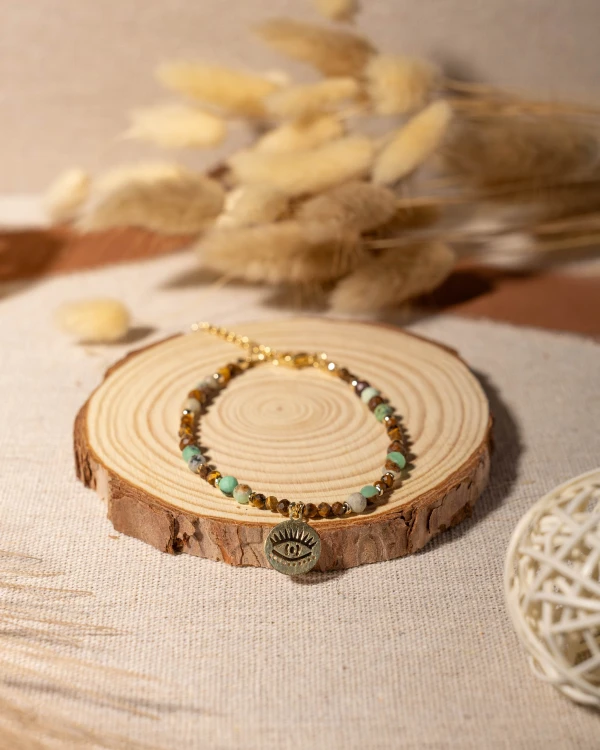 Bransoletka z naturalnego chryzoprazu i tygrysiego oka z symbolem oka to wyjątkowa biżuteria handmade w stylu boho, inspirowana intuicją, naturą i wewnętrzną siłą.
