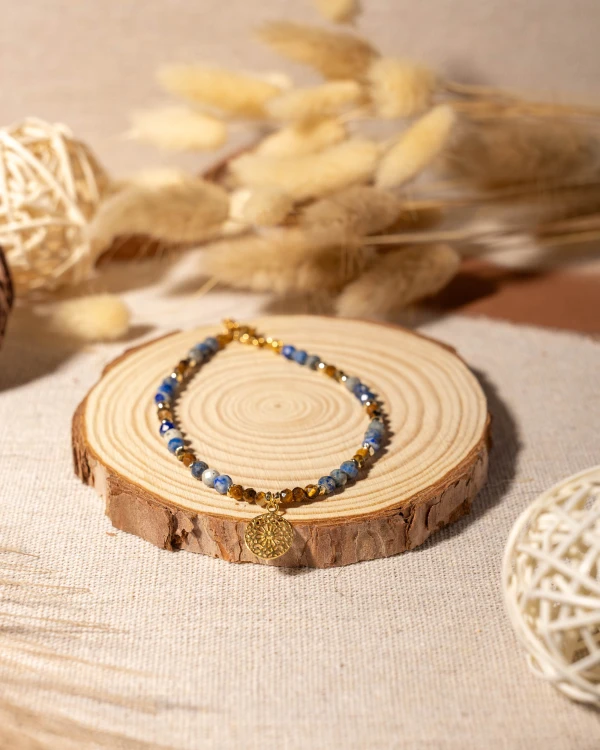 Naszyjnik z naturalnego lapisu lazuli i tygrysiego oka z rozetą to wyjątkowa biżuteria handmade, która łączy głęboki błękit, złociste refleksy i naturalną elegancję.