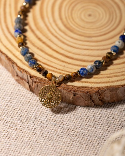 Naszyjnik z naturalnego lapisu lazuli i tygrysiego oka z rozetą to wyjątkowa biżuteria handmade, która łączy głęboki błękit, złociste refleksy i naturalną elegancję.