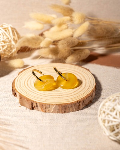 Kolczyki z naturalnym żółtym agatem to wyjątkowa biżuteria boho, która łączy minimalistyczny design z ciepłem naturalnego kamienia.