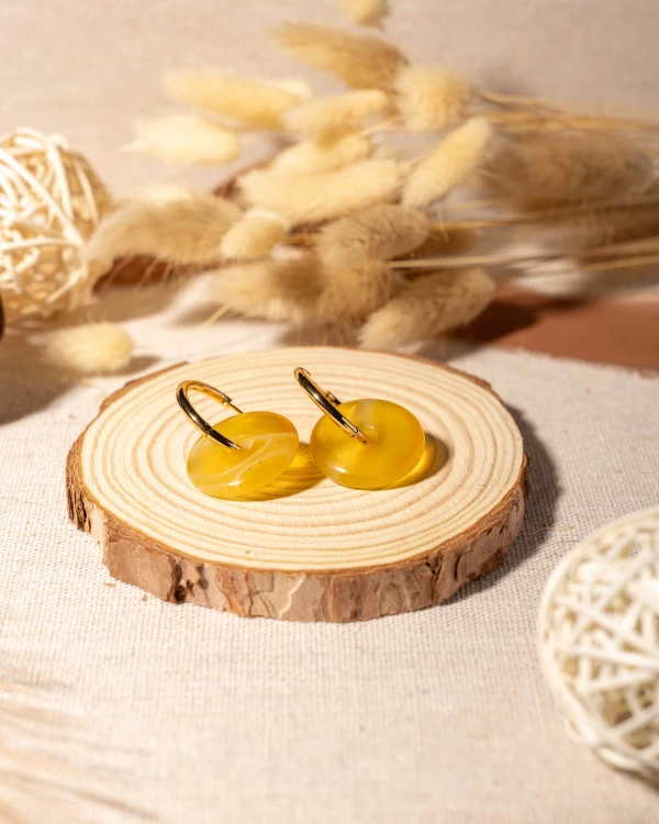 Kolczyki z naturalnym żółtym agatem to wyjątkowa biżuteria boho, która łączy minimalistyczny design z ciepłem naturalnego kamienia.