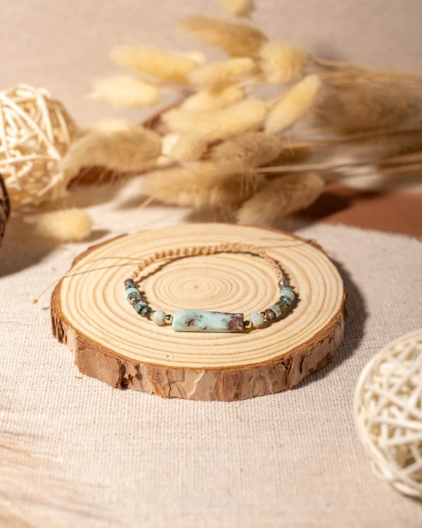 Ręcznie wykonana bransoletka z naturalnym larimarem to wyjątkowa biżuteria boho inspirowana spokojem morza i pięknem natury.