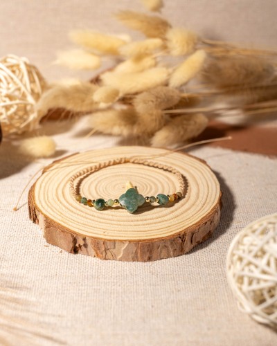 Ręcznie pleciona bransoletka z naturalnego agatu indyjskiego i symbolem koniczyny to wyjątkowa biżuteria boho inspirowana naturą i szczęściem.
