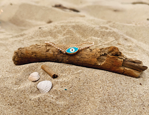 biżuteria boho na drewnie na plaży